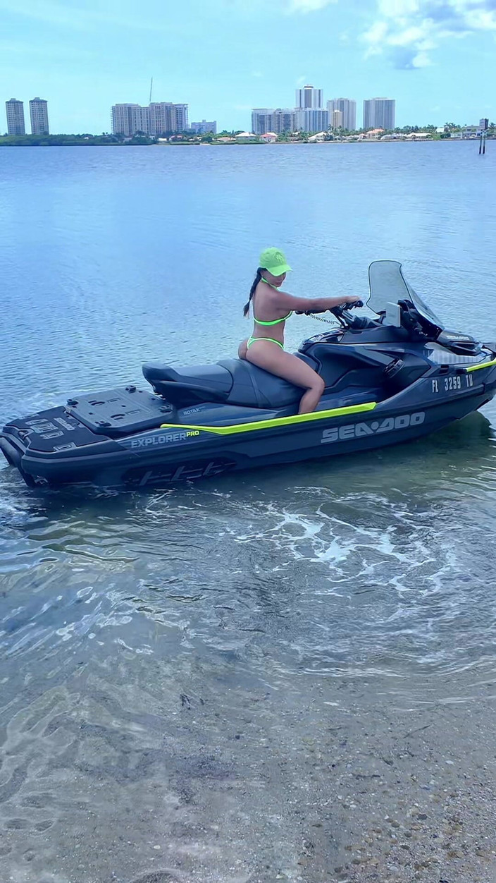 BrandySalazar: Sugande &amp;jävla min jetski instruktörs kuk på stranden