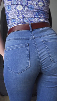 Pantat seluar jeans biru mengusik dalam seluar dalam belakang penuh