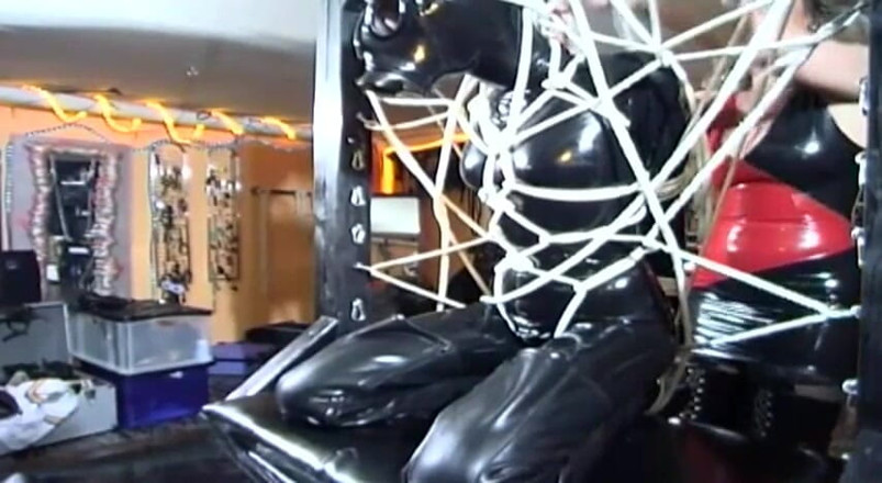 Fetish Desire: Nô lệ cực độ cho con đĩ tôn sùng latex