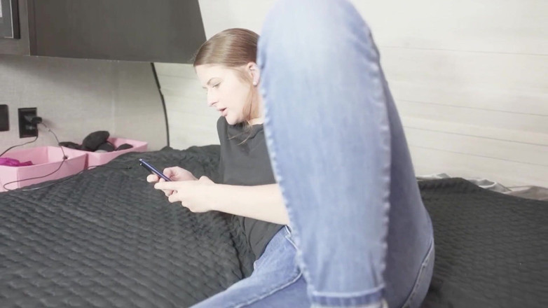 Liddy Tyler: Liddy Tyler sits on hubby's face while she sexts her...