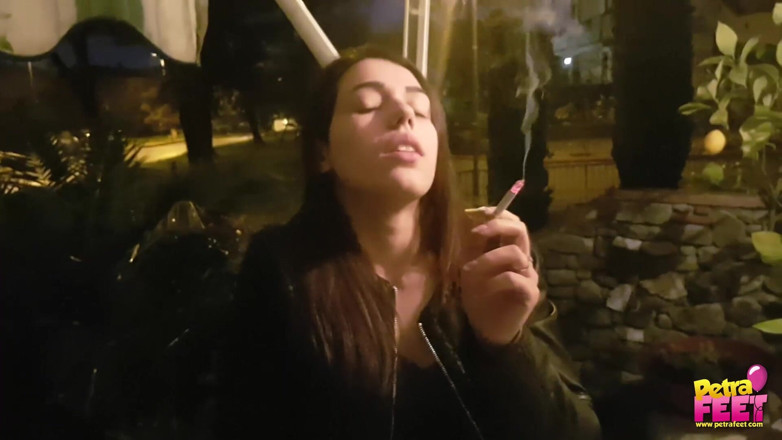 Smokin Fetish: Kouření a foot fetiš venku s roztomilou teenagerkou