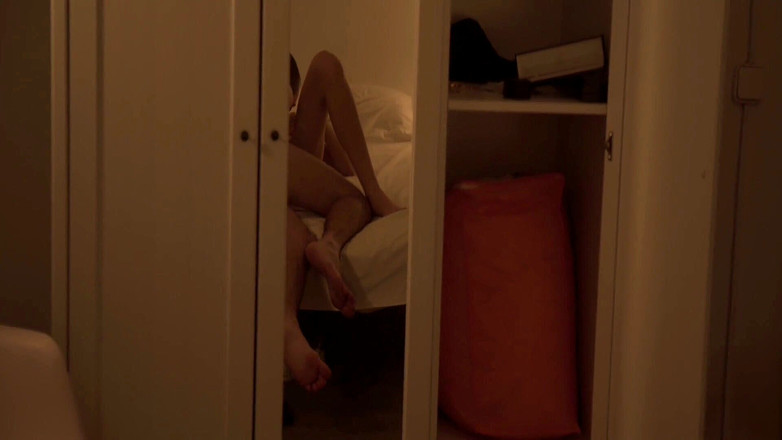 Massage Parlor: 毛茸茸的短黑发女郎在她情人的坚硬鸡巴上弹跳