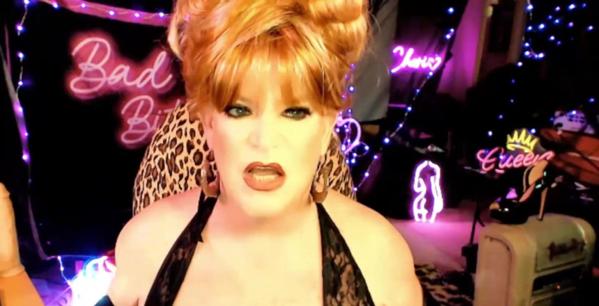 FemmeCheri120: Da uno spettacolo in cam 1:1 - mostrando il mio seno ormonale...