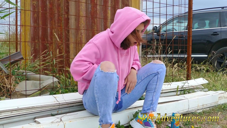 Pee Adventures: Menina com um capuz faz xixi no jeans