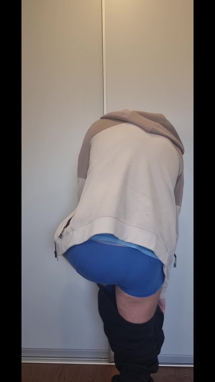 ShyCummerBoy: ストリップティーズとワイルドな射精を伴って