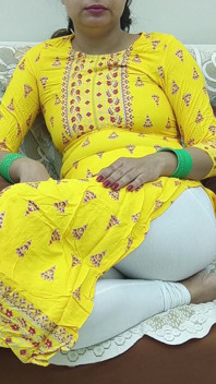 Donna indiana indiana in un Sari sul divano che mostra le sue tette