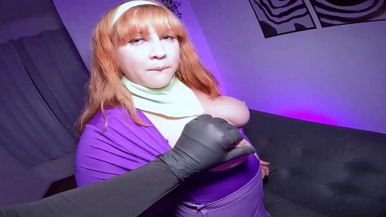 Serenx: Daphne från Scooby-Doo gick för att lösa mysteriet och blev...