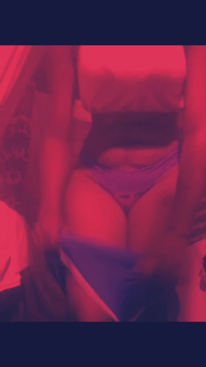 Dorelviss: 継父が私のショートパンツや大きな胸、そして自慰行為を映す動画を欲しがっています