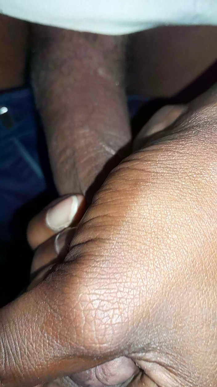 AKG: Un homme desi se masturbe