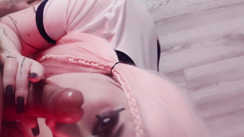 Peachgardens: Esta zorra cachonda me chupa la polla y me corro...