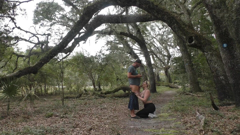 Island Boy Vids: モニカ・レイとのウォーク・イン・ザ・ウッズ・フェラチオ