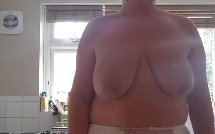 UK Joolz: White sussies and bum in the kitchen today!