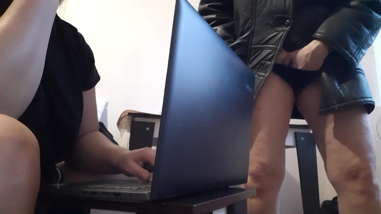 Lesbian-candys: Mi masturbo rischiosamente vicino al mio collega in ufficio