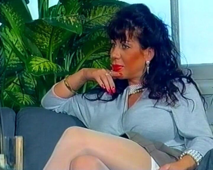 Busty German Sluts: Німецька мачуха з великими цицьками вчить їх трахатися