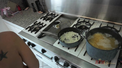 Classic ATKIngdom: Tara Lynn Foxx usa biquíni enquanto nos ensina como cozinhar