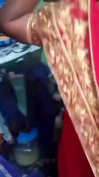 India linda ama de casa Sary cambiándose en casa