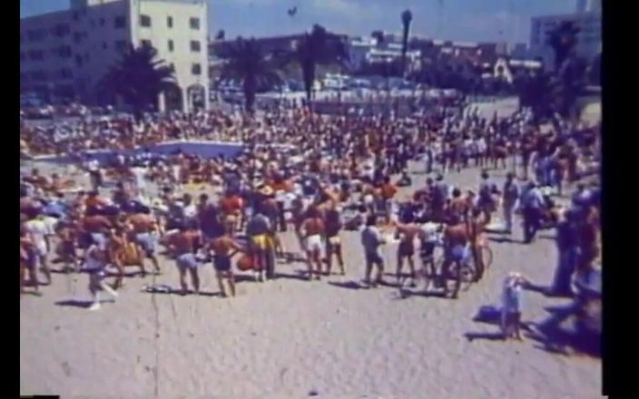 Vintage megastore: Nu ratați acest porno retro în trei cu pizde păroase și pule...