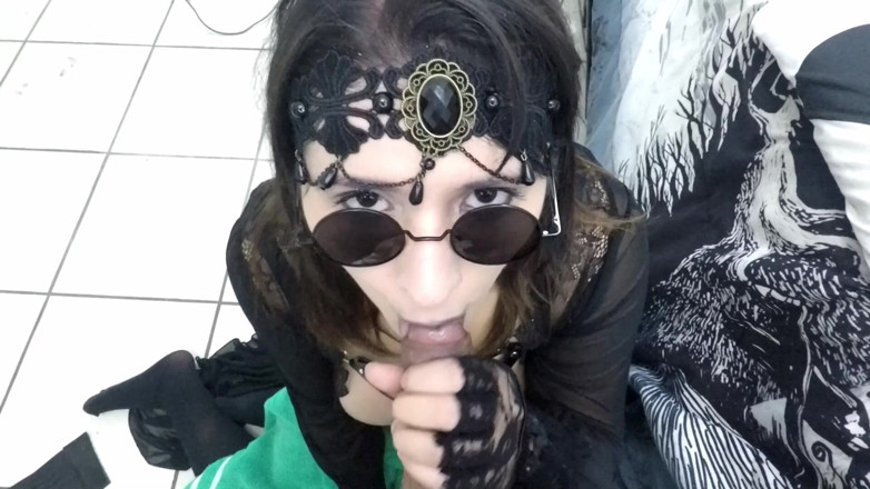 VickyVixen: Goth Mistress Sucks off a Lucky Fan