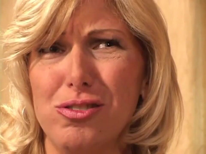Milf in Love: MILF blonde suka batang besar dalam pepek dalam mulut