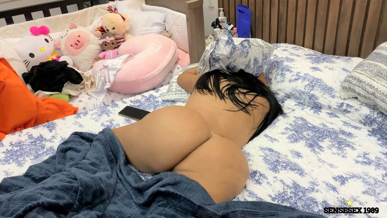 SENSESEX: Sa demi-sœur écarte les cuisses pendant que ses parents sont absents