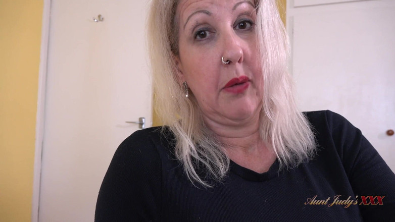 Aunt Judy's XXX: Auntjudysxxx - あなたの成熟した継母夫人マギーは、あなたの盗まれたパンティーの隠し場所を見つける(主観BJ)