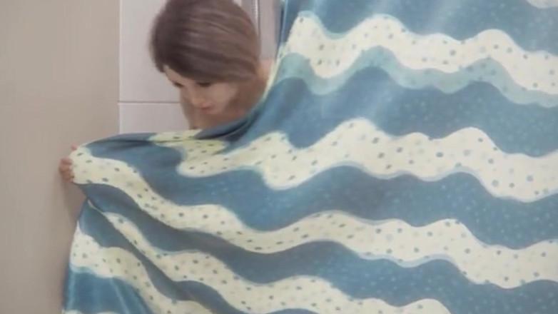 Hot sex game: Futând mama vitregă în baie