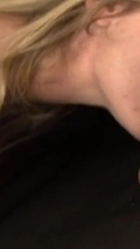 Blondýnka vzrušená se zpověď u gloryhole