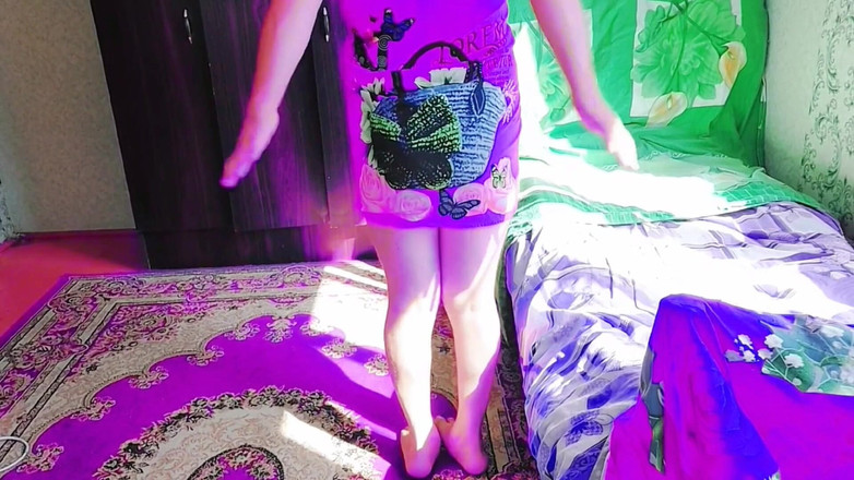 Kitty_Cross: Игривая сисси сидит со скрещенными ногами на пушистом розовом ковре