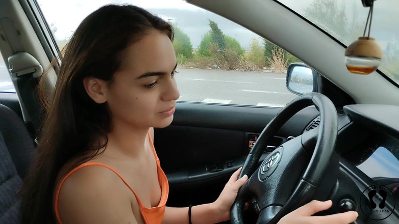 All You Can Fetish: Buitenshuis pedaal pompende vrouw auto problemen wanhopig meisje