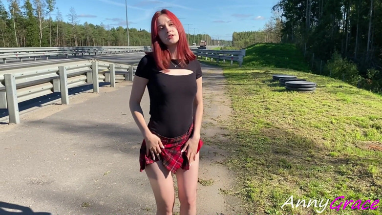 AnnyGrace: Sexy holka se svléká na dálnici a ukazuje své nahé...