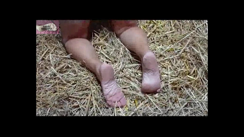 Casal Gresopio BDSM: Eine lesbische Sklavin im Heuhaufen 1 - Ansehen