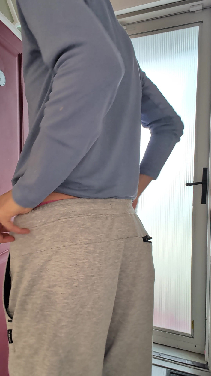 Ms_Emmy_Lynn: Khoe hàng hậu vệ của tôi