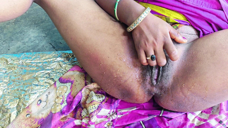 Bangala bhabhi: Hintli köylü kadın şişenin içinde sidik ve seks ve amcık