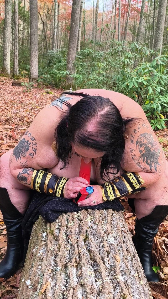 HerculesnVENUS: Ella encontró un consolador en el bosque va a ser...