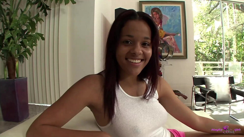 Naughty Black Girls: 一个可爱的黑人给一个男人口交并准备接受大鸡巴