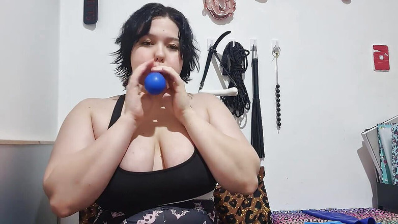 Dramatic Dumpster Fire: 거대한 파란색 풍선을 불어