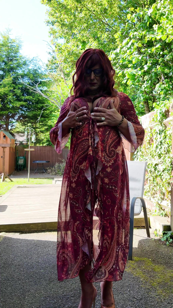 Kellycd2022: Travesti Kellycd2022 profite du beau temps chaud en nylon et...