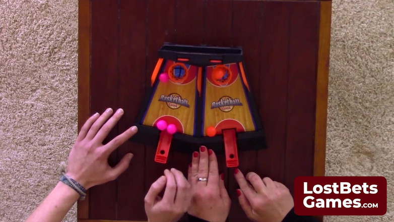 Lost Bets Games: Tobi glänzt in diesem Strip-Basketball-Flippies-spiel