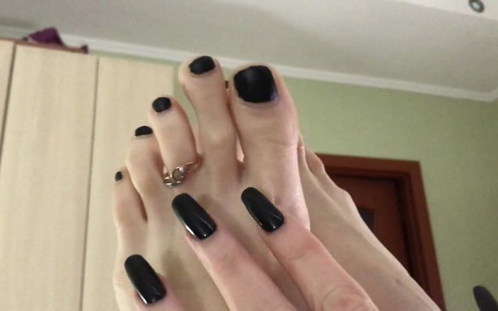 Bad ass bitch: Toes and Toe Rings Close up (60 Fps)