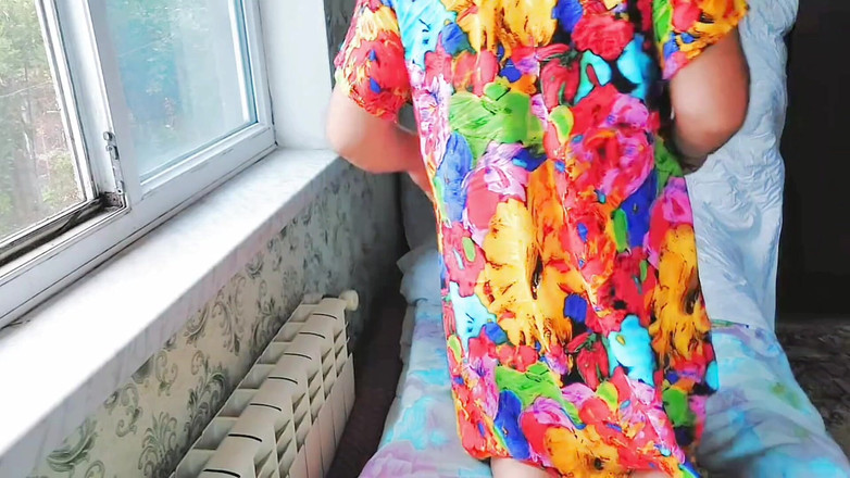 Kitty_Cross: 穿着短牛仔裙的女郎向前弯下腰