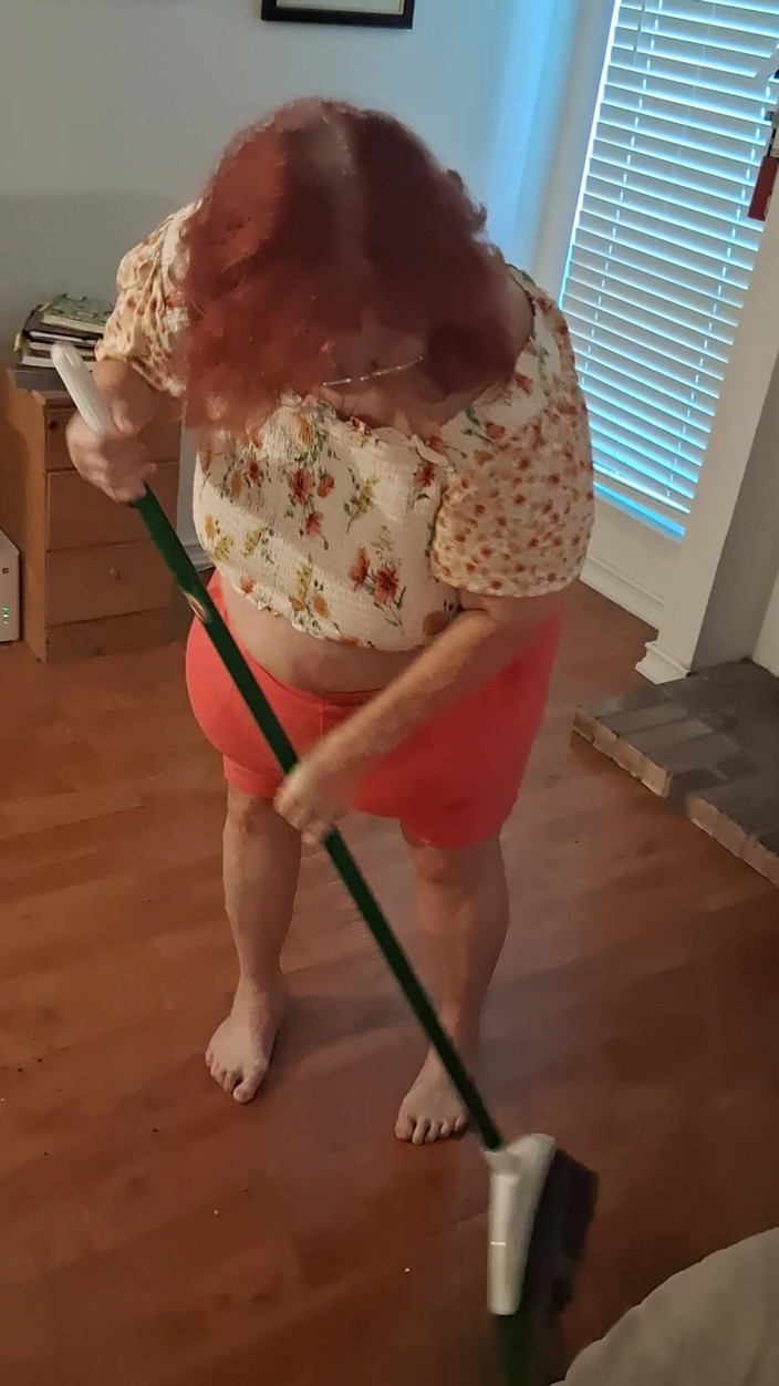 BBW nurse Vicki adventures with friends: Big Belly Beauty Nurse Vick Cleans up Messy Floor