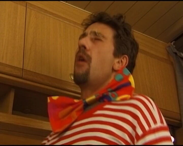 Enjoy German porn: 小柄なブロンドのティーンフォームドイツ彼女の口の中に大きな負荷