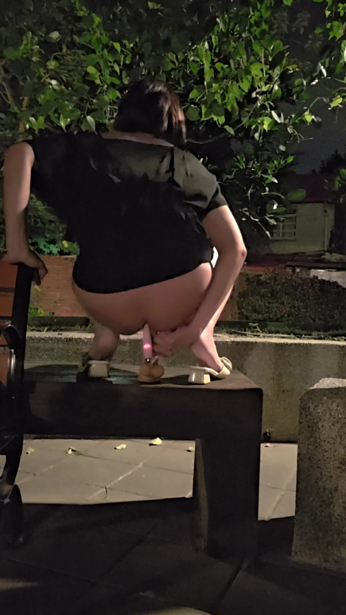 Taiwancdgirl: Das süße Pseudo-Mädchen Tingxuan reitet draußen auf zwei Dildos