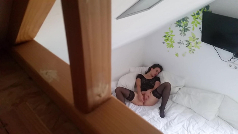 Miss Flora: Kijk hoe ik masturbeer - voyeur pov miniclip