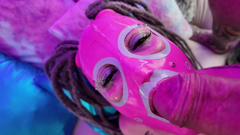 EdgesOfReality: Sucer Une Grosse Bite Dans Une Capuche En Latex