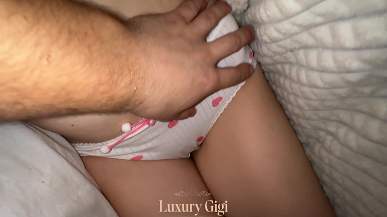 Gigi oficial: Extreme Close up of Natural Teen 18 Girl Butthole