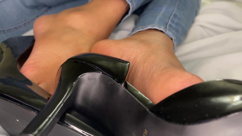 Pink Foxx: 黒檀の女の子は彼女の黒いヒールで靴遊びをし、彼女の足に彼女の新しいペディキュアを示しています