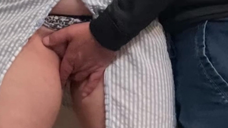 PriyaNaavya: サブウェイで見知らぬ変態が私のアソコを擦っている