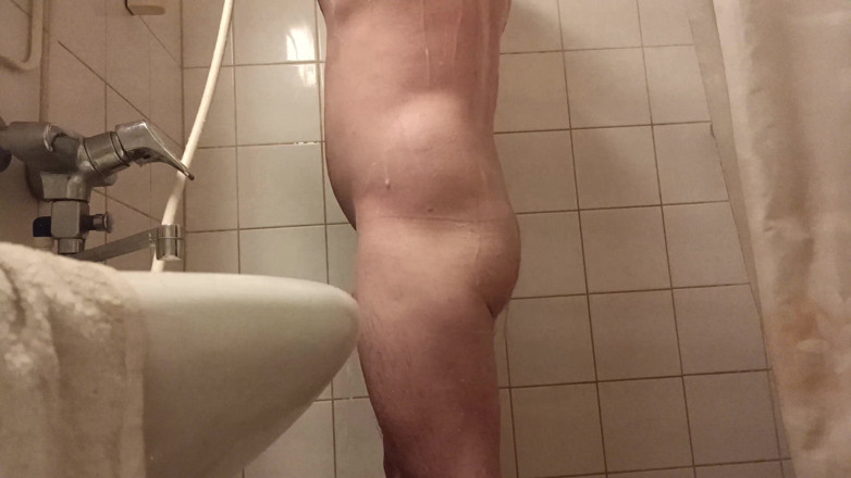 Uhri: I wash my uncut cock