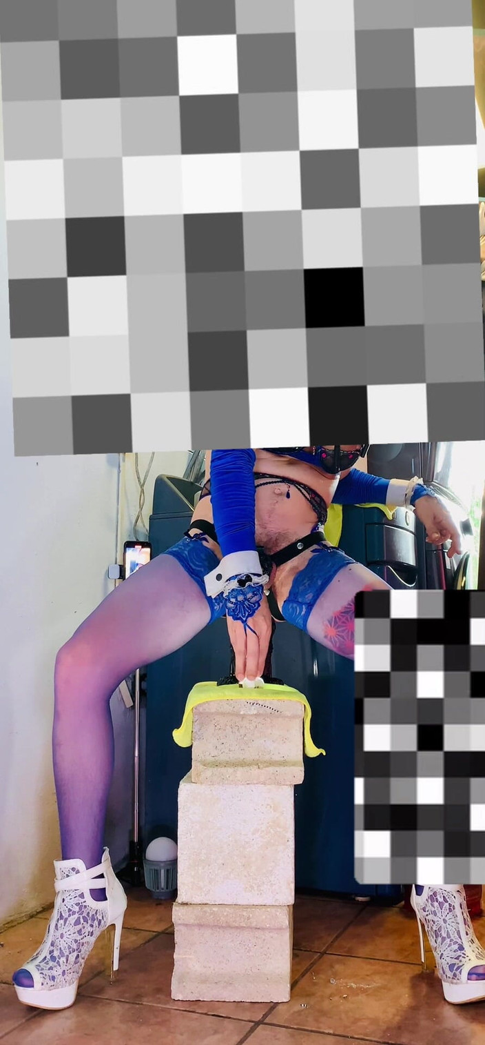 Benito414: Nadržená Shemale s velkými silikonovými prsy je ošukaná do zadku...